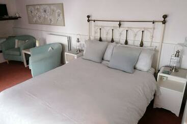 بنسيون Steps Farmhouse B&b