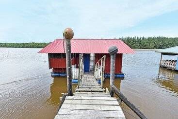 Hotel Oyo 90708 D Kuala Waterfront Chalet & Boat Charters