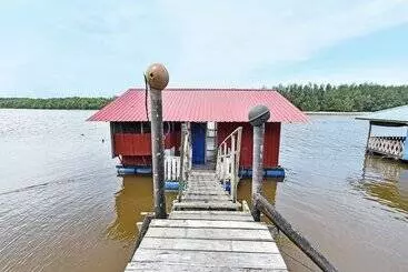 ホテル Oyo 90708 D Kuala Waterfront Chalet & Boat Charters