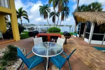 Huoneistohotelli Searenity, Waterside Studio In The Heart Of Treasure Island, Walk To Beach