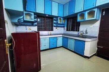 هتل آپارتمان J2 Home Stay   Luxury Homes With Caravan Services