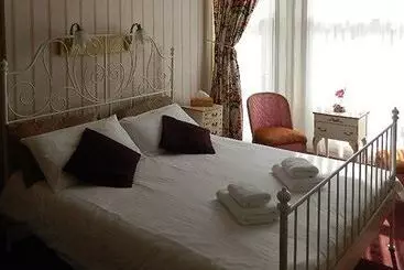 بنسيون The Sherwood Guest House