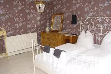 Robert S Bed & Breakfast