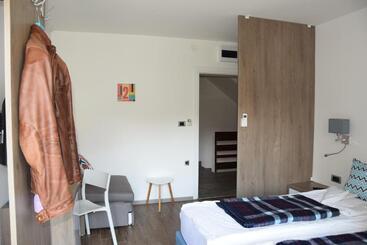 تختخواب و صبحانه Sms Studios