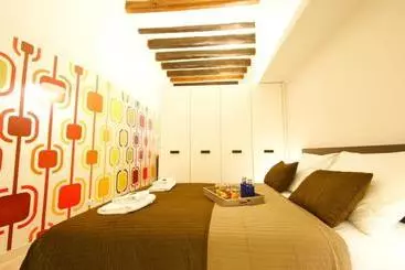 آپارتمان Short Stay Group Borne Pop Art Lofts