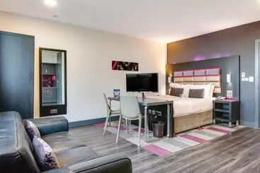 アパートホテル Roomzzz Chester City