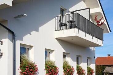 هتل Hiša Ančka, šenčur   3 Min To The Airport