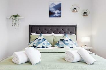 פנסיון Crystal Palace Suites