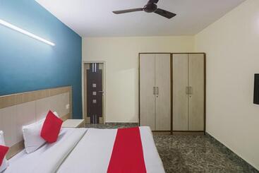 Capital O Hotel Crown Inn Near Appu Ghar