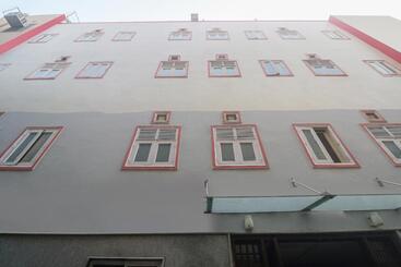 Capital O Hotel Crown Inn Near Appu Ghar