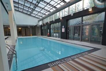 آپارتمان Toronto Escape   The Ruby Pink Suite