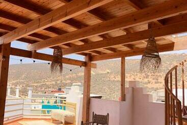 هاستل Arima Surf House