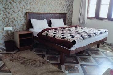 Hotel Oyo Flagship 70214 Trilokesh Rooms Banquet