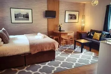 בית מלון כפרי The Churchill Court