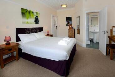 Stones Hotel And Bar