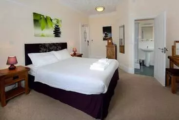 Stones Hotel And Bar