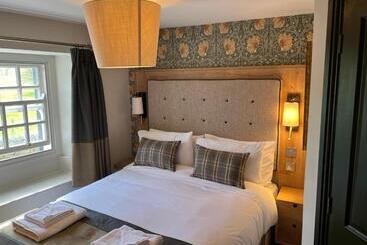 בית מלון כפרי Queens Head Inn, Tirril