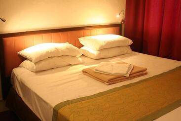 Red Inn Court Hostel