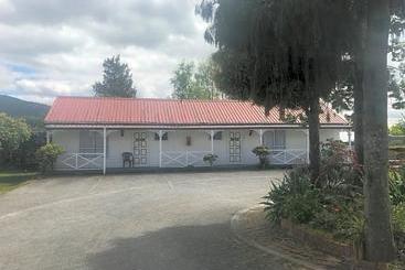 Апартаменты Utuhina Hot Springs Lodge