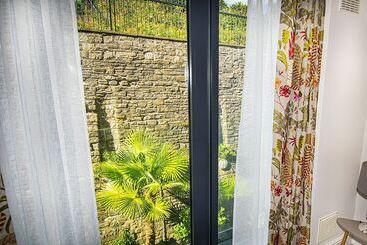 Beachcliff Hotel And Apartments