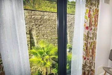 Beachcliff Hotel And Apartments