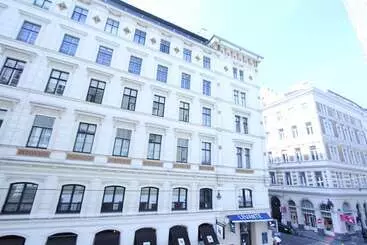 هتل Edelweiss City Apartments State Opera