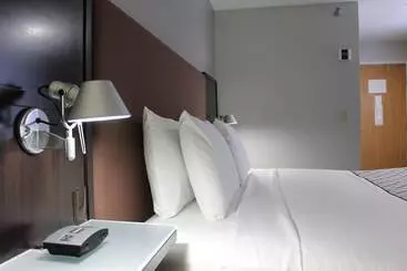 호텔 Westbridge Inn & Suites