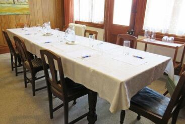 Braemar House B&b And Yha Hostel