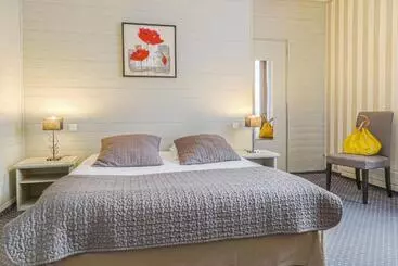 Отель Hôtel Spa Piscine Le Petit Castel Beuzeville Honfleur