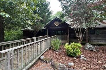 Lake View Three Bedroom, Three Bath Cottage With Private Hot Tub Overlooking Lake Ouachita. By Redaw