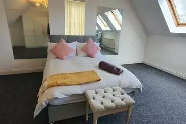 Pensió Luxury King House