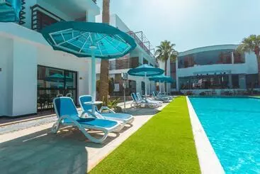 Hotelli La Rosa Waves Beach Resort And Aqua Park