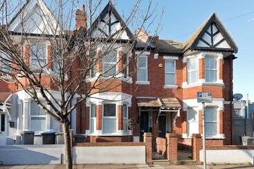 별장 Interior Designed House With Garden In North West London By Underthedoormat