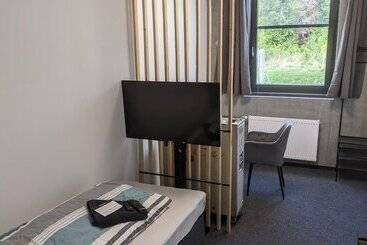 Rezidans Boardingrooms Direct A8, Close To Stuttgart, 25min