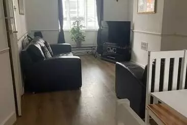 Residenssi Impeccable 2 Bed House In Leytonstone East London
