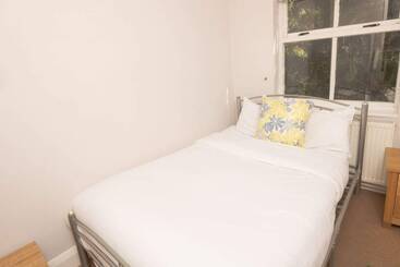 کلبه The Angel Place Hideaway   Fair 4bdr House With Terrace