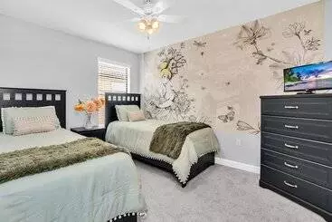 Mökkimajoitus Vibrant Home With Spacious Pool!#6st5504