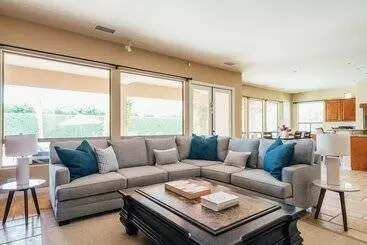 Mökkimajoitus Desert Grove By Avantstay Oasis Retreat W/ Pool & Bbq Grill!