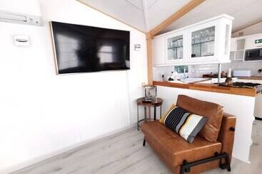 コテージ Lakes And Woodlands Overstone Holiday Park