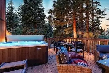 Mökkimajoitus Wolfe By Avantstay 5mins Northstar! W/ Hot Tub, Fireplace, 2 Private Decks!