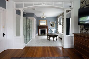 Bed & Breakfast Chart House Inn