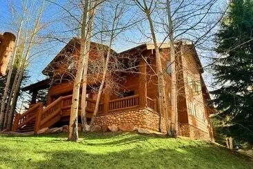 Mökkimajoitus Lazy Bear Log Cabin Canyons Park