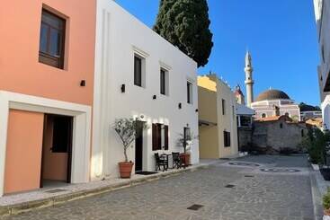 پانسیون Utopia Luxury Suites