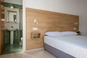 ツーリストアパートメント Julipapas Gardens