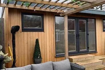 Mökkimajoitus Lodge , Air Con , Free Parking , Mini Bar