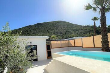 בית מלון כפרי Rustic Hill Private Pool Suites