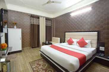Hotel Goroomgo Delhi Heart Bhawali