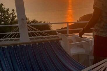 پانسیون Double Room With Private Bathroom Kitchen Balcony