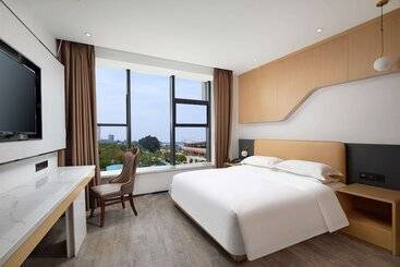 Microtel By Wyndham Miluo Downtown