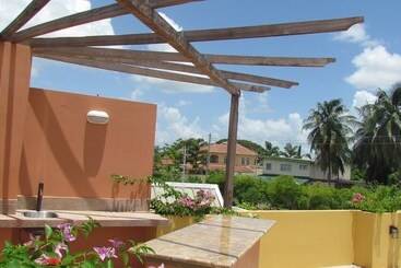 تختخواب و صبحانه Shalom House